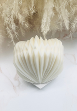 Cargar imagen en el visor de la galería, Coral Shell Candle