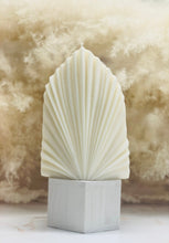 Cargar imagen en el visor de la galería, Coral Shell Candle