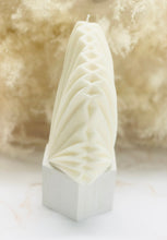 Cargar imagen en el visor de la galería, Coral Shell Candle
