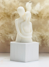 Load image into Gallery viewer, Couple Hug Candle