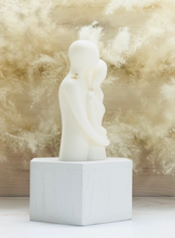 Load image into Gallery viewer, Couple Hug Candle