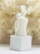 Load image into Gallery viewer, Couple Hug Candle