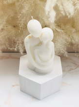 Load image into Gallery viewer, Couple Hug Candle
