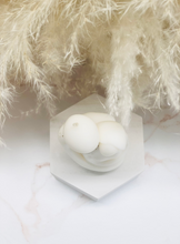 Load image into Gallery viewer, Couple Hug Candle