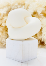 Cargar imagen en el visor de la galería, Bohemian Knot shape candle
